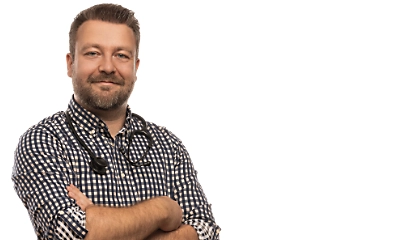 Arzt mit Stethoskop um den Hals und Karomuster Hemd