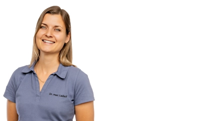 Ärztin in grauer Arbeitskleidung