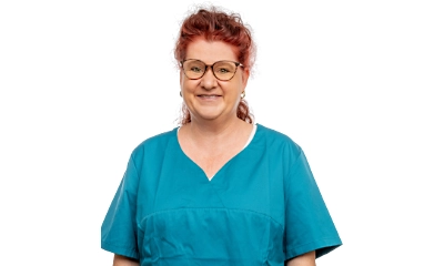 Arzthelferin in grüner Arbeitskleidung 