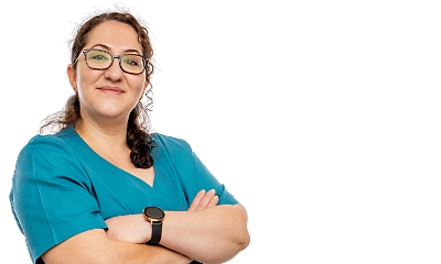 Arzthelferin in grüner Arbeitskleidung 