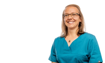 Arzthelferin in grüner Arbeitskleidung 