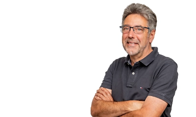 Arzt in grauem T-Shirt